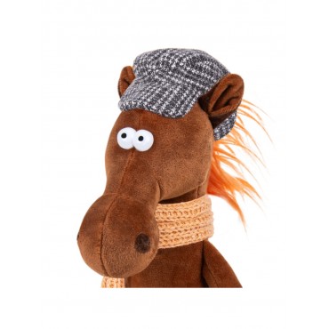 Конь Эрик в кепке и шарфе (28 см)
